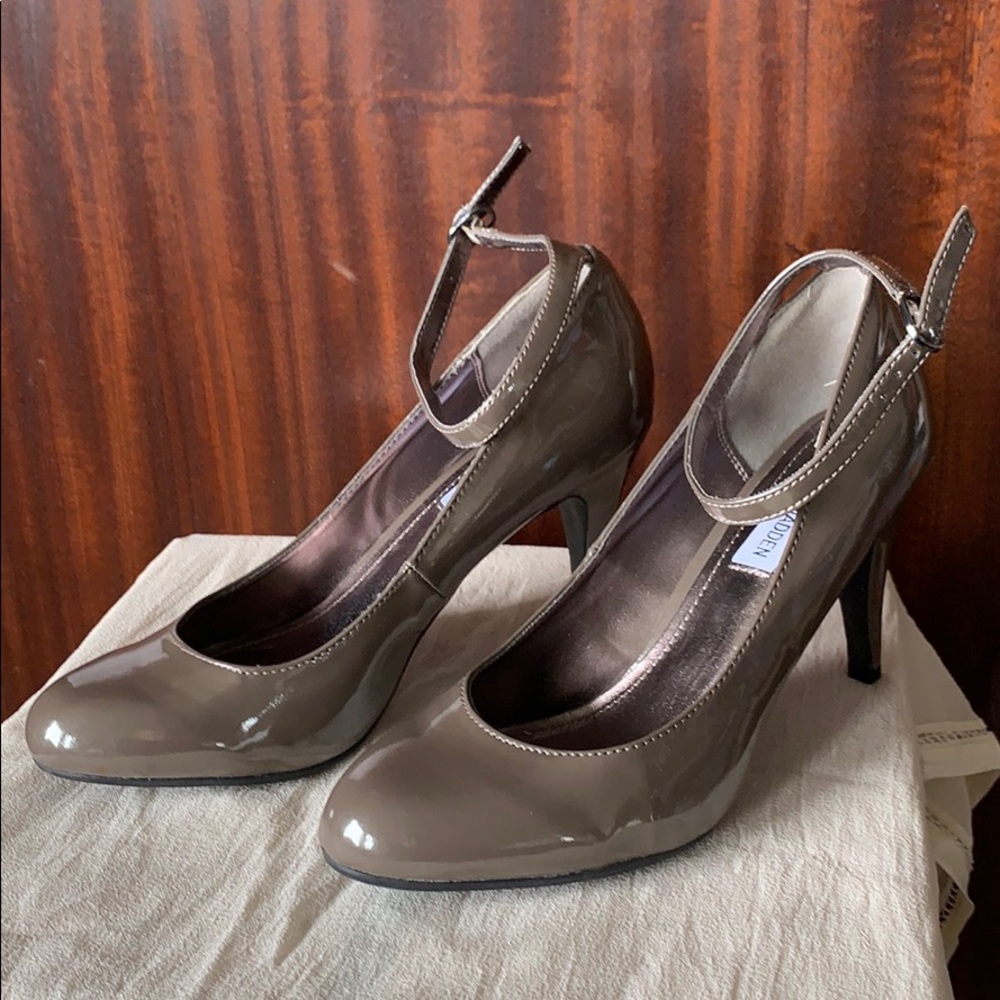NEW Steve Madden size 8.5 grey patent pump heels